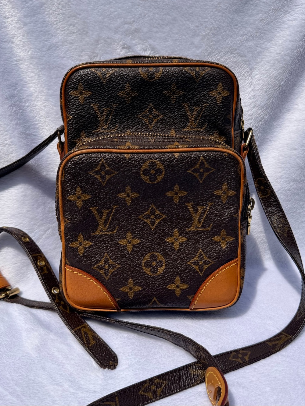 Pre-loved Louis Vuitton Monogram Crossbody Amazone with great condition